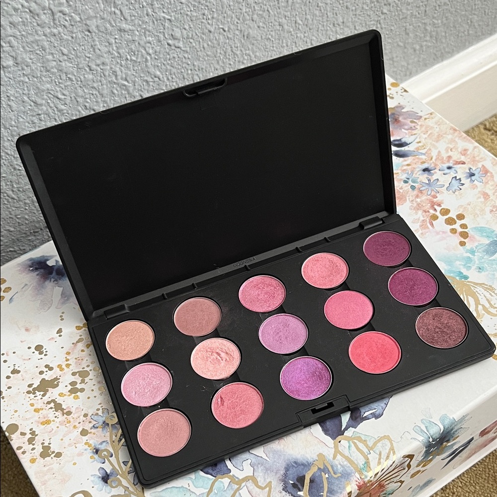 MAC Cosmetics 15-Pan Eyeshadow Palette with Pink and Purple Shades